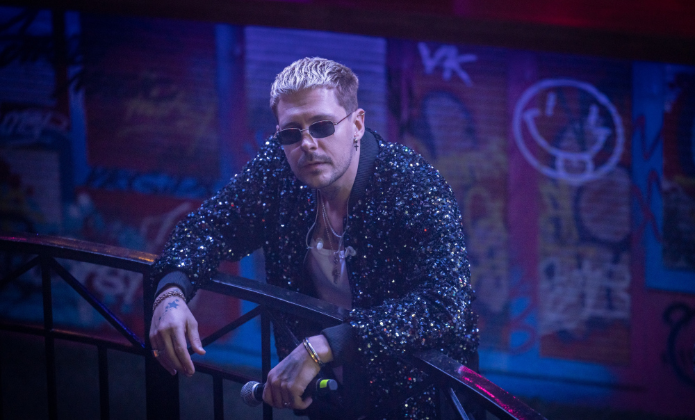 «Мой герой — потерянный человек». Как снимали сериал «Дайте шоу!» с Милошем Биковичем в роли поп-певца